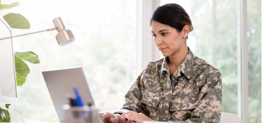 Female soldier works remote from home office  ©iStockphoto.com/SDI Productions