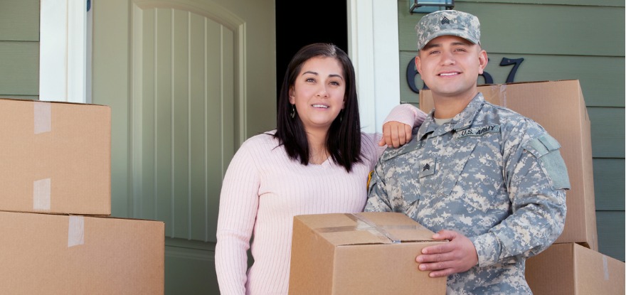 American soldier & Wife Moving into New Home  ©iStockphoto.com/DanielBendjy